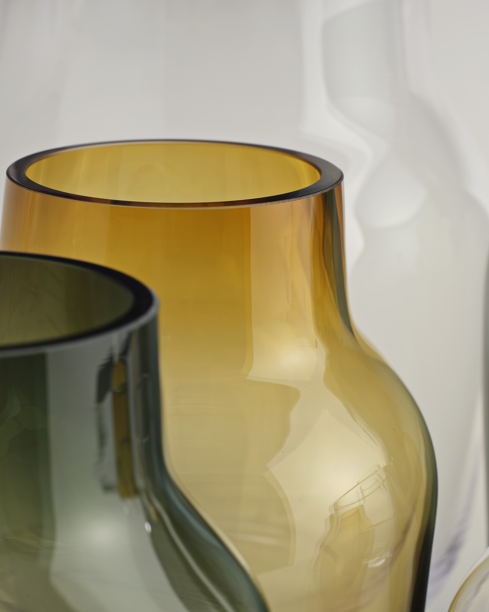 Silent-vase-family-clear-burnt-orange-dark-green-detail-muuto-5000×5000-hi-res