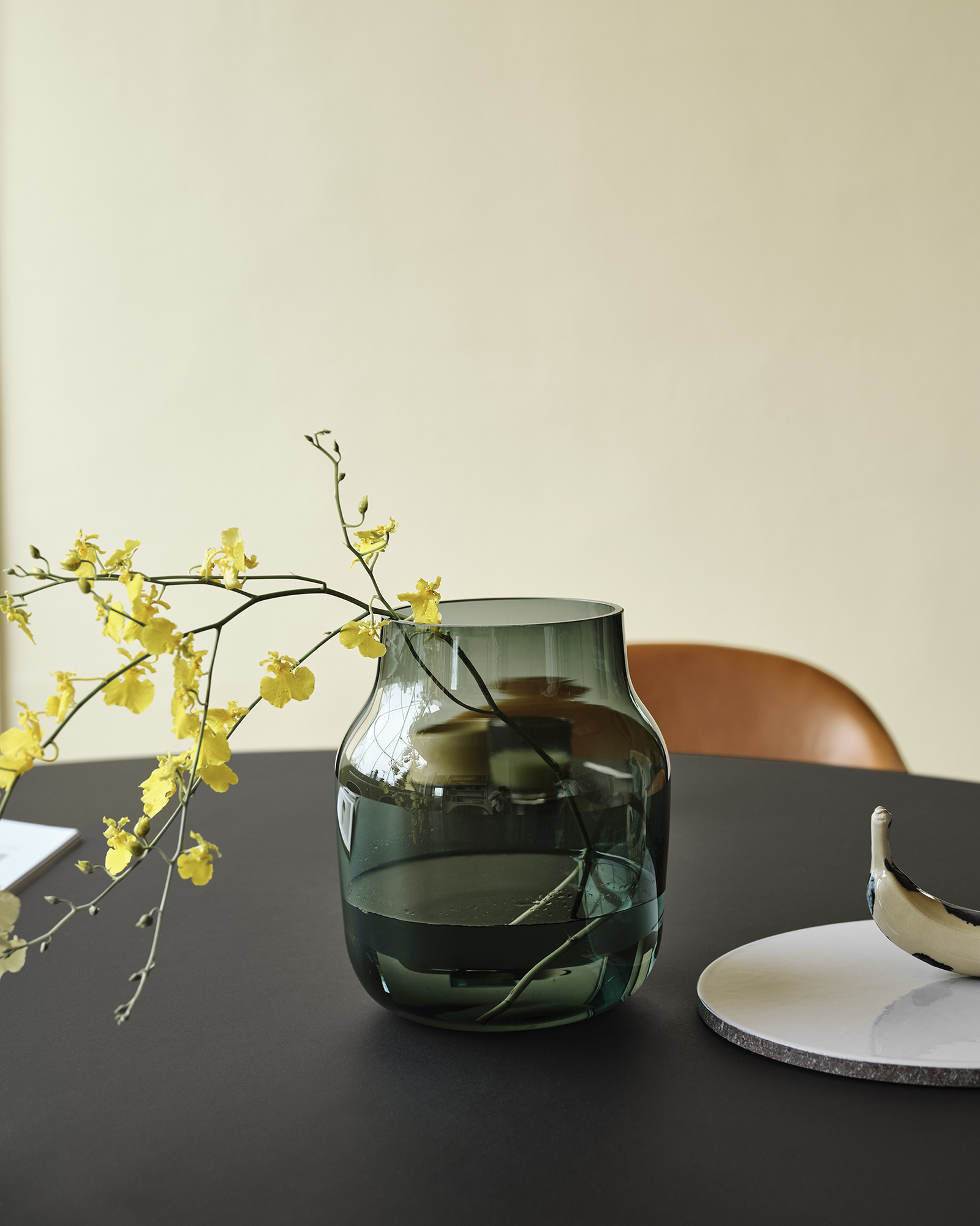 silent-vase-20-dark-green-midst-table-160-black-fiber-armchair-refine-leather-cognac-muuto-org